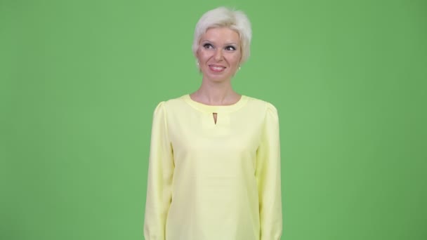 Счастливая красивая деловая женщина с короткими светлыми волосами думает: — стоковое видео