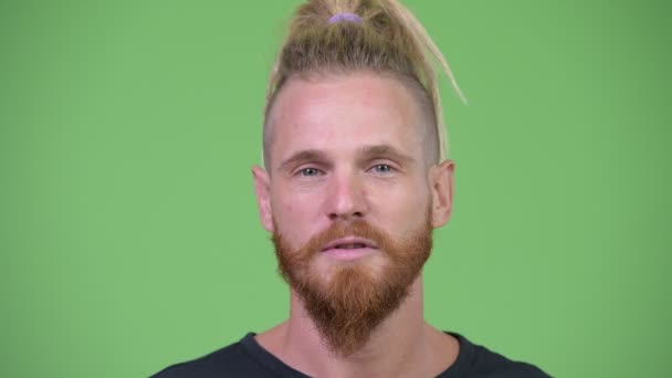 Knappe bebaarde man met dreadlocks — Stockvideo