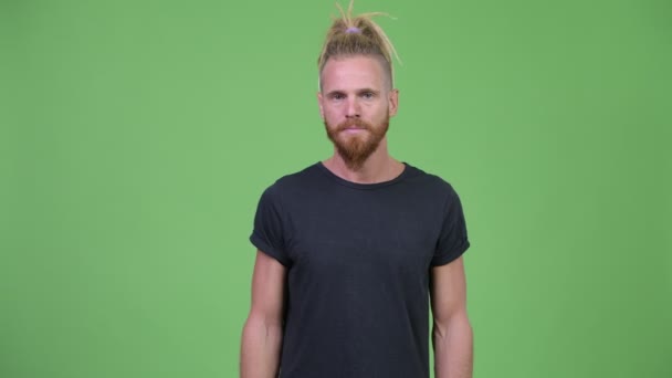 Üzgün sakallı adam aşağı Yaşasın vererek dreadlocks ile — Stok video
