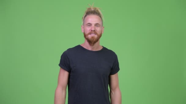 Счастливый красивый бородатый мужчина с дредами выглядит взволнованным — стоковое видео