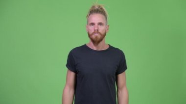Yakışıklı adam gözleri üç bilge maymunlar kavram olarak kapsayan dreadlocks ile sakallı