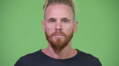 Yakışıklı adam gözleri üç bilge maymunlar kavram olarak kapsayan dreadlocks ile sakallı