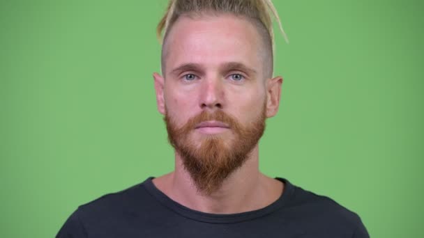 Handsome bebaarde man met dreadlocks die betrekking hebben op mond als drie verstandig apen concept — Stockvideo