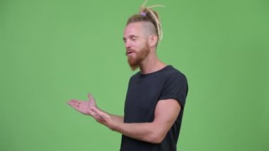 Sakallı yakışıklı bir şey sunmak dreadlocks ile