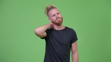 Sakallı adam boyun ağrısı olan dreadlocks ile vurguladı
