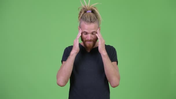 Stressad skäggig man med dreadlocks har huvudvärk — Stockvideo