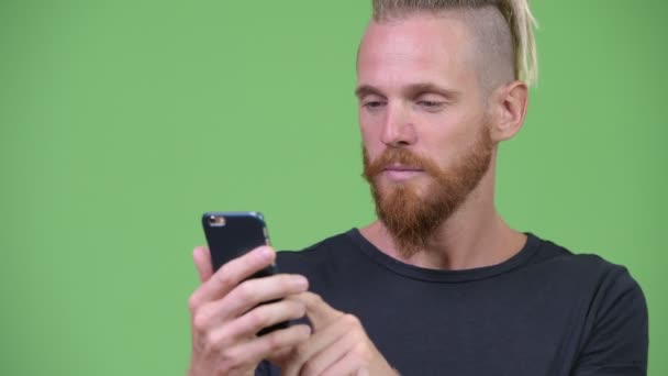 Szczęśliwy przystojny Brodaty mężczyzna z dredami przy użyciu telefonu — Wideo stockowe