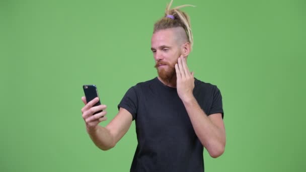 Happy hezký vousatý muž s dredy, přičemž selfie — Stock video