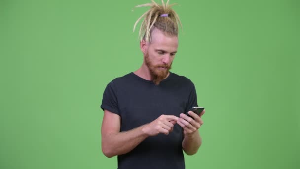 Студійний Знімок Красивого Бородатого Чоловіка Дредлоками Хромовому Ключі Зеленим Тлом — стокове відео