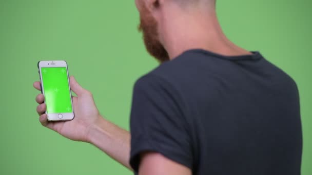 Utsikt over skjeggete mann med dreadlocks på telefon – stockvideo