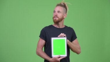 Chroma anahtar yeşil arka plana sahip karşı dreadlocks ile yakışıklı sakallı adam stüdyo çekim