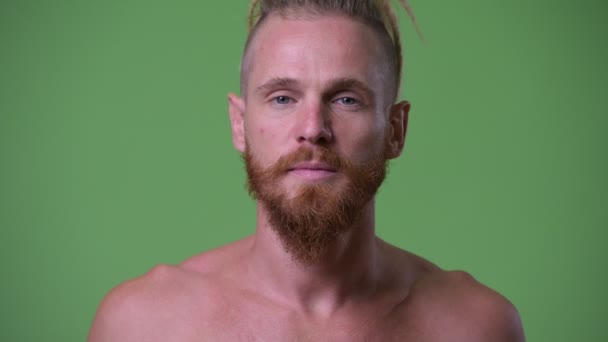 Счастливый красивый мускулистый бородатый мужчина с дредами без рубашки — стоковое видео