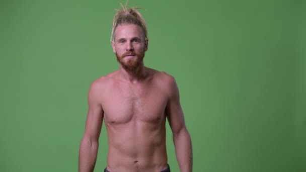 Happy pohledný svalnatý vousatý muž s dredy košili — Stock video