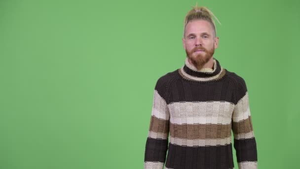 Glad stilig skäggig man med dreadlocks pekar uppåt — Stockvideo