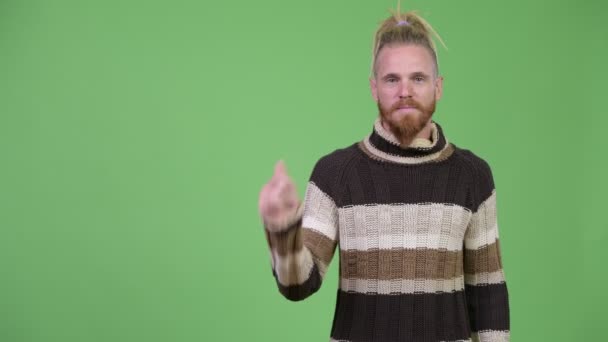 Homem barbudo bonito feliz com dreadlocks quebrando os dedos e mostrando algo — Vídeo de Stock