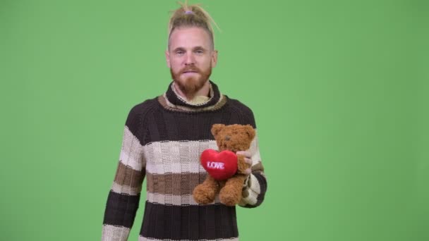 Happy handsome bearded man with dreadlocks giving teddy bear — Stock Video