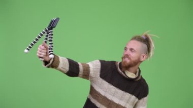 Sakallı yakışıklı sıcak giysiler ve vlogging dreadlocks ile