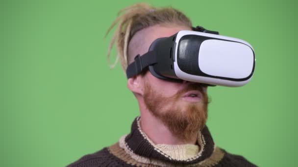 Szczęśliwy przystojny Brodaty mężczyzna przy użyciu zestaw wirtualnej rzeczywistości — Wideo stockowe