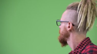 Profil görünümü yakışıklı sakallı hippi adamın dreadlocks ile
