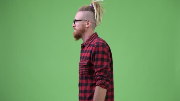 Vy av stilig skäggiga hipster man med dreadlocks ser att kameran — Stockvideo