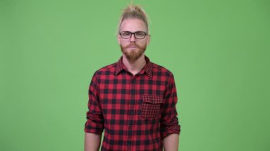 Mutlu yakışıklı olan dreadlocks hipster adam sakallı