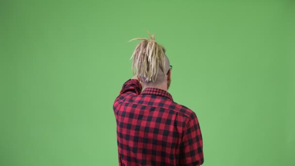 Back view of hipster man with dreadlocks pointing finger — Stock Video