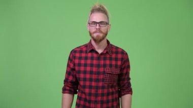 Mutlu yakışıklı hipster adam el sıkışma vererek dreadlocks ile sakallı