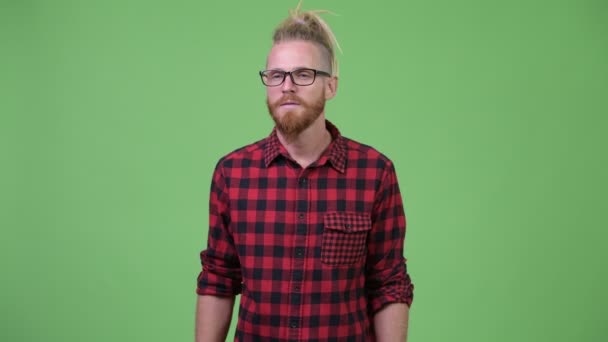 Gelukkig knap bebaarde hipster man met dreadlocks denken — Stockvideo