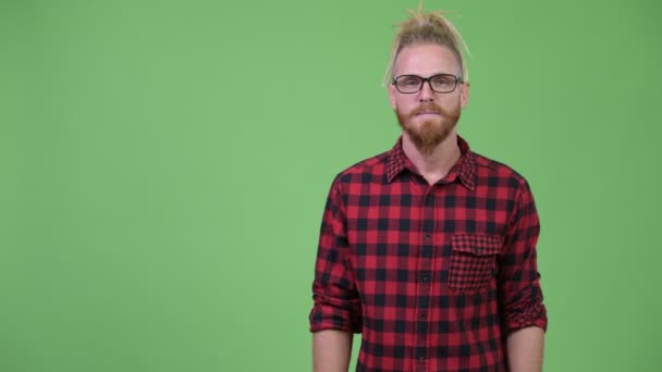 Studio Shot Van Knappe Bebaarde Hipster Man Met Dreadlocks Tegen — Stockvideo