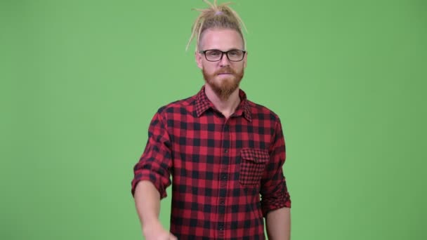 Glad stilig skäggiga hipster mannen med dreadlocks pekar till kamera — Stockvideo