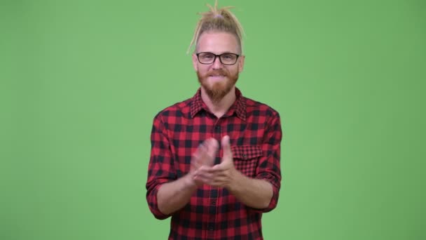 Ευτυχισμένος hipster όμορφος γενειοφόρος άνδρας με dreadlocks παλαμάκια τα χέρια — Αρχείο Βίντεο