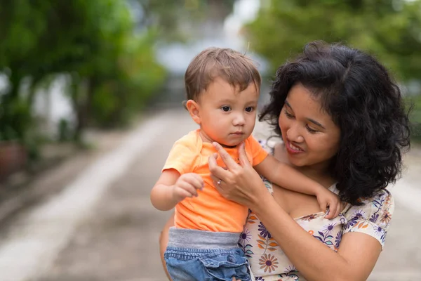 Mãe feliz e bebê filho se unindo ao ar livre — Fotografia de Stock