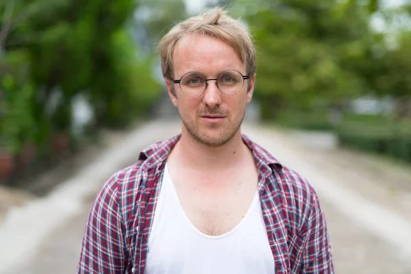 Porträt eines Mannes mit blonden Haaren, der im Freien eine Brille trägt — Stockfoto
