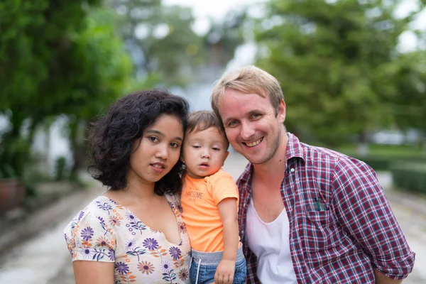 接着一緒に屋外幸せな多民族の家族の肖像画 — ストック写真