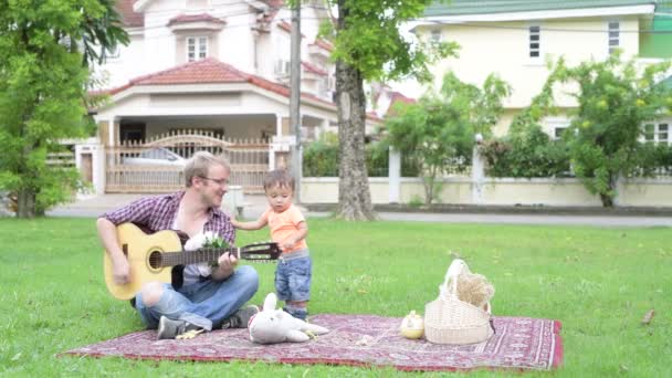 Retrato de familia multiétnica feliz vinculación junto con la música al aire libre — Vídeo de stock