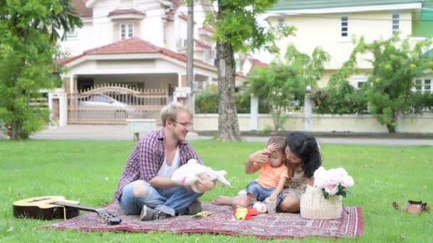 Retrato de familia multiétnica feliz uniéndose al aire libre — Vídeos de Stock