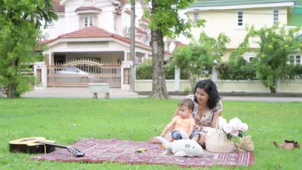 Щаслива мати і дитина син зв'язується на відкритому повітрі — стокове відео