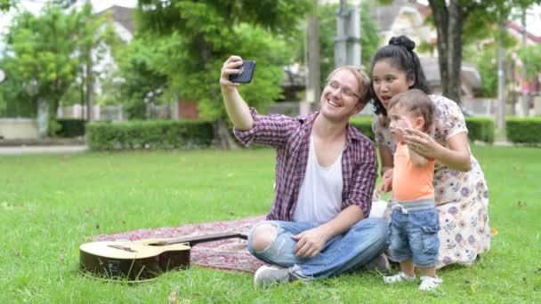 Portret van multi-etnische en gelukkige familie selfie tezamen buitenshuis — Stockvideo