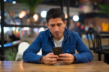İspanyol adam telefonunuzun ve de Restoran rahatlatıcı