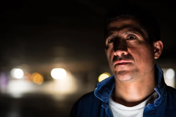 Ύποπτο-αναζητούν Ισπανικός άνθρωπος σκέφτεται σε σκοτεινό χώρο στάθμευσης — Φωτογραφία Αρχείου