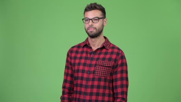 생각 하는 젊은 행복 잘생긴 수염된 hipster 남자 — 비디오