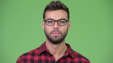 Gülümseyen genç mutlu yakışıklı sakallı hippi adam