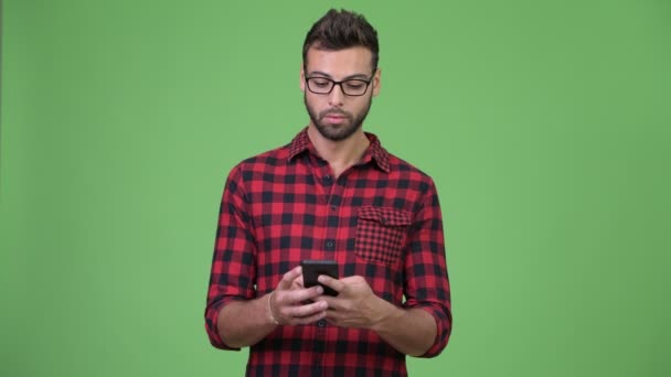 Fiatal boldog szép szakállas csípő ember telefon használata — Stock videók