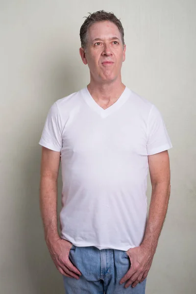 Beyaz arka plan gri saçlı Olgun adam portresi — Stok fotoğraf