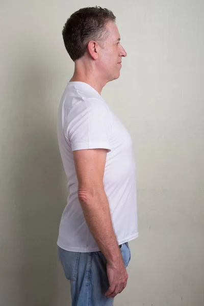Портрет взрослого мужчины с седыми волосами на белом фоне — стоковое фото