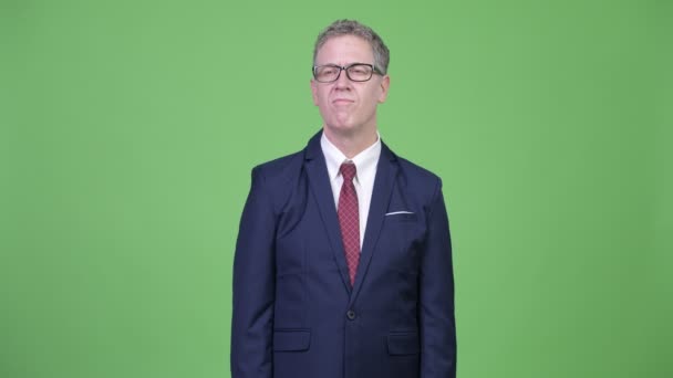 Plan studio d'un homme d'affaires mature pensant en portant des lunettes — Video