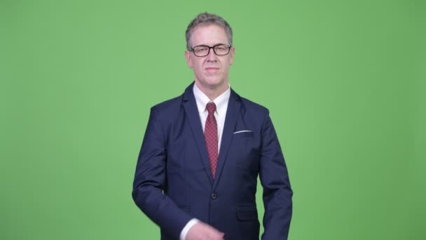 Estudio plano de hombre de negocios maduro con los brazos cruzados — Vídeos de Stock