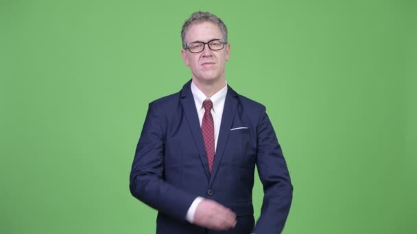 Studio plan de heureux homme d'affaires mature avec les bras croisés — Video
