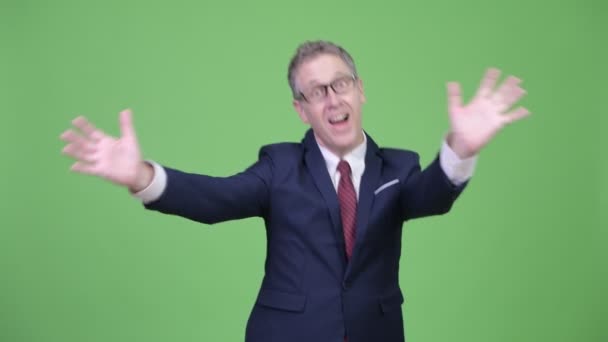 Студійний знімок щасливого зрілого бізнесмена з несподіваним жестом — стокове відео