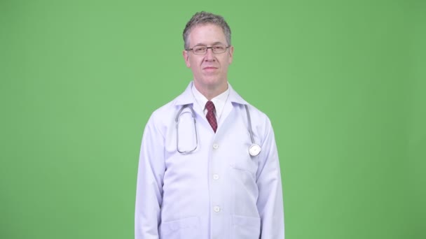 Portrait d'homme mature médecin portant des lunettes — Video